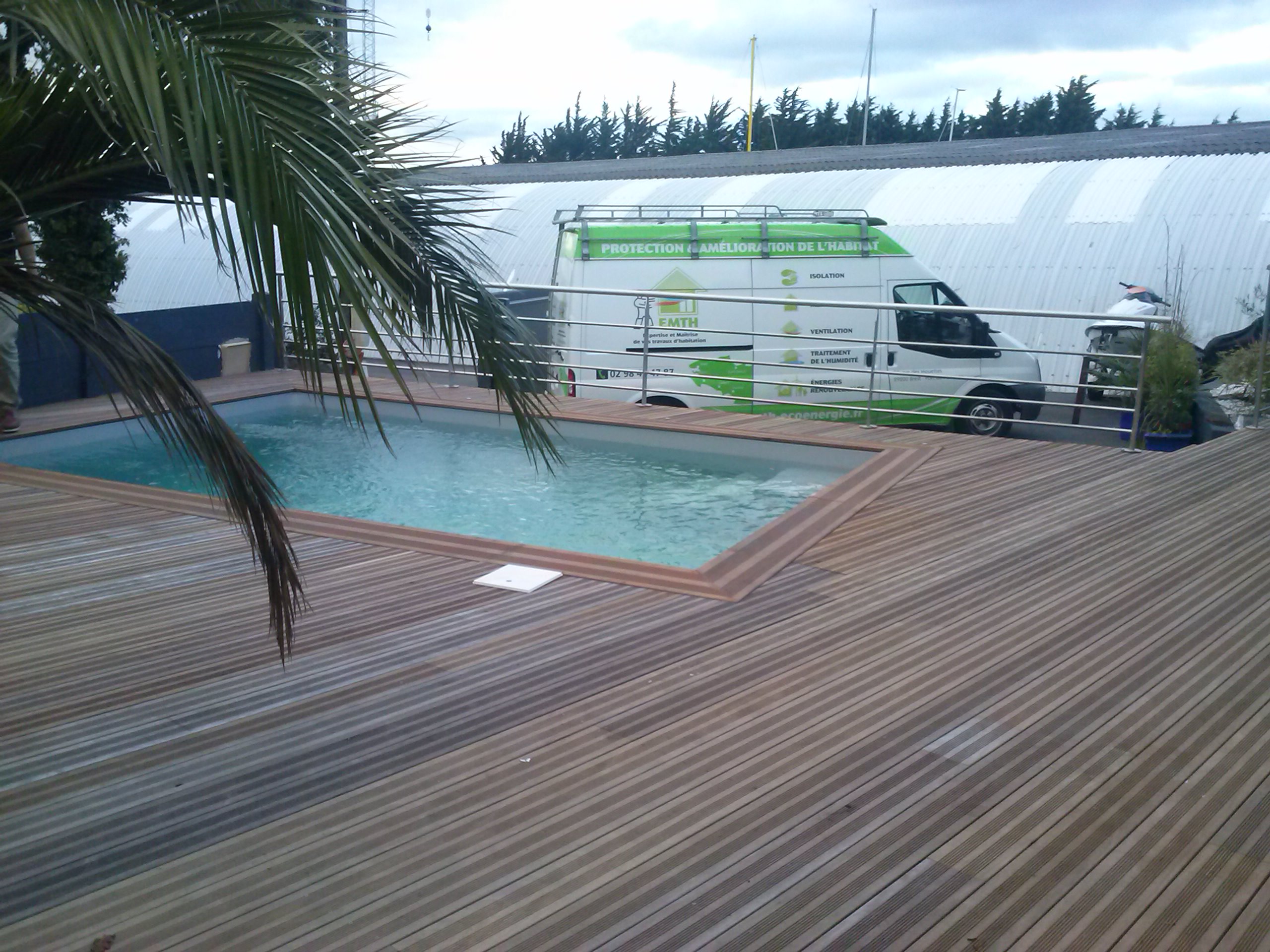 Terrasse bois ipé sur pilotis  autour d'un piscine